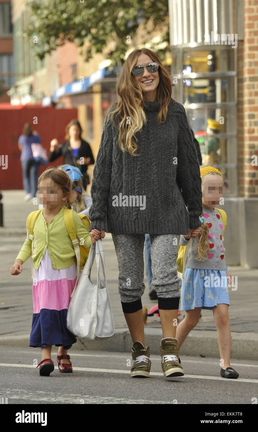 Sarah Jessica Parker nimmt Zwillingstöchter, Marion und Tabitha, mit in die Schule: Sarah Jessica Parker, Marion Broderick, Tabitha Broderick Where: Manhattan, New York, USA bei: 7. Oktober 2014 Stockfoto