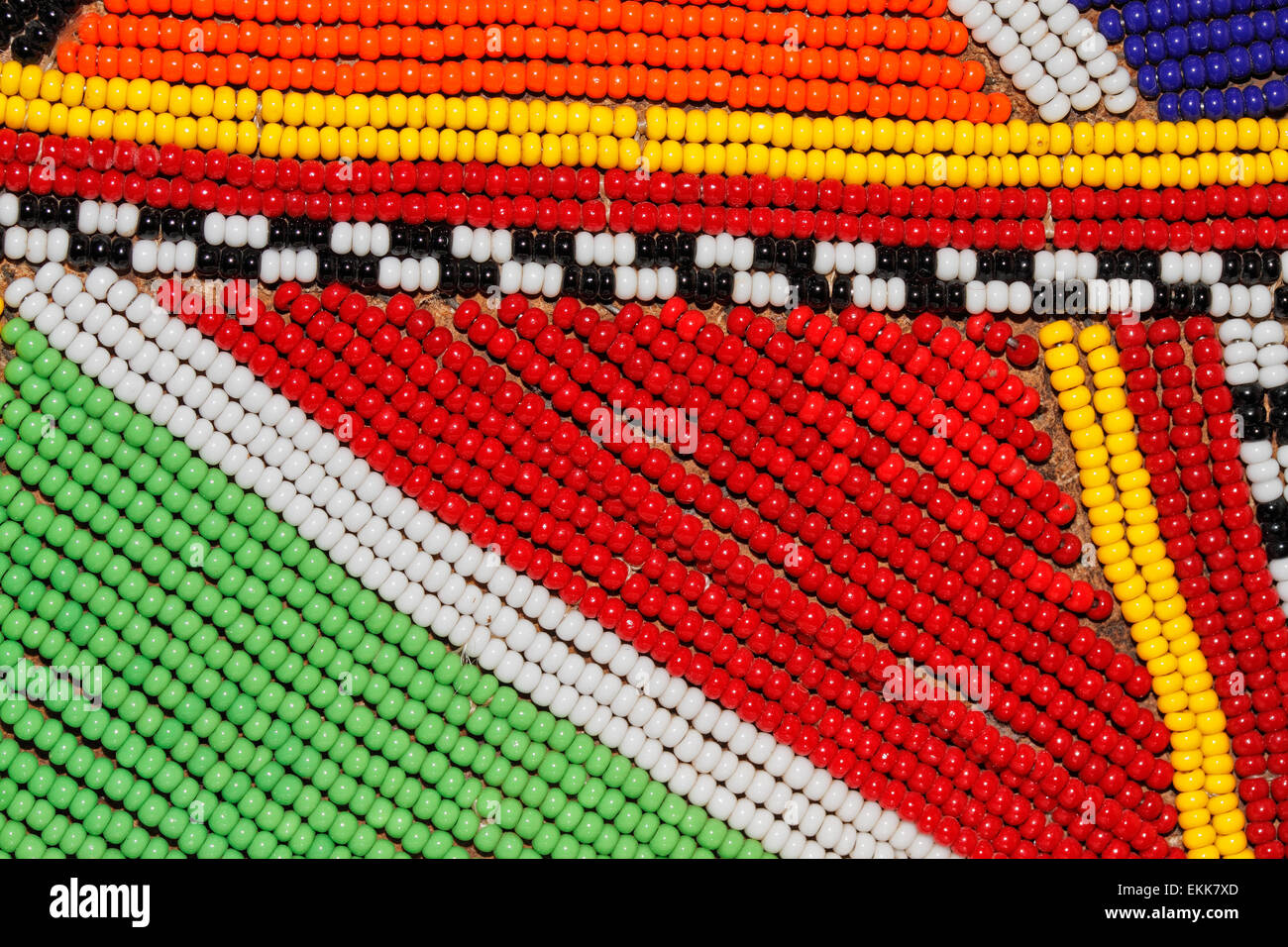 Bunte afrikanische Perlen als Dekoration benutzt, von den Massai in Kenia Stockfoto
