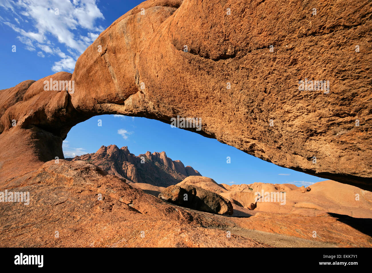 Massive Granit Arch, Spitzkoppe, Namibia, Südliches Afrika Stockfoto