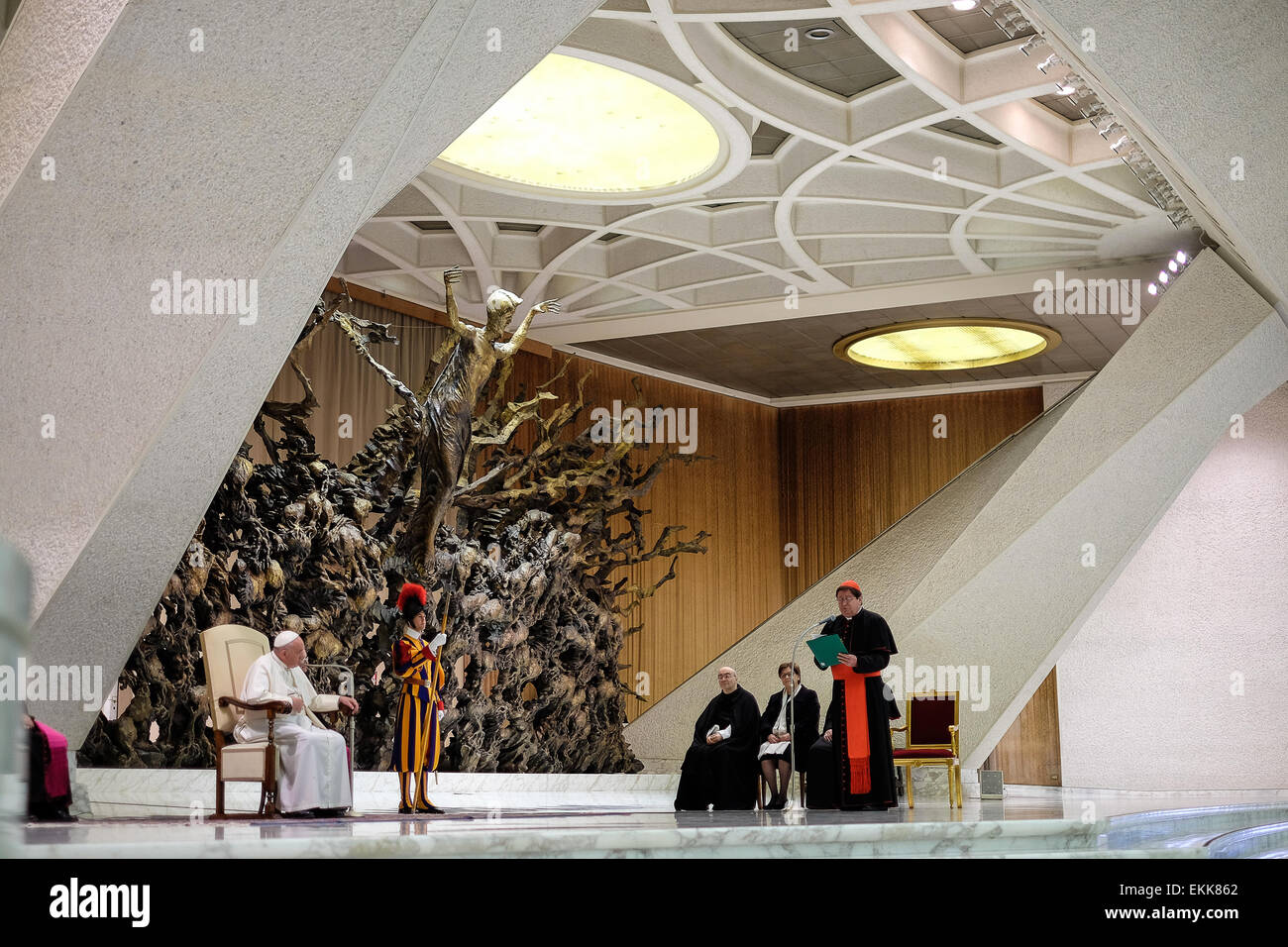 Vatikan-Stadt. 11. April 2015. Vatikan Papst Francis 11. April 2015 Nervi Hall Meeting mit den Trainern des geweihten Lebens Credit: wirklich Easy Star/Alamy Live News Stockfoto