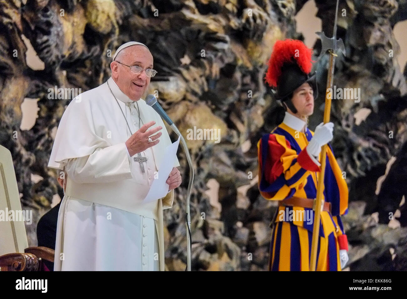 Vatikan-Stadt. 11. April 2015. Vatikan Papst Francis 11. April 2015 Nervi Hall Meeting mit den Trainern des geweihten Lebens Credit: wirklich Easy Star/Alamy Live News Stockfoto