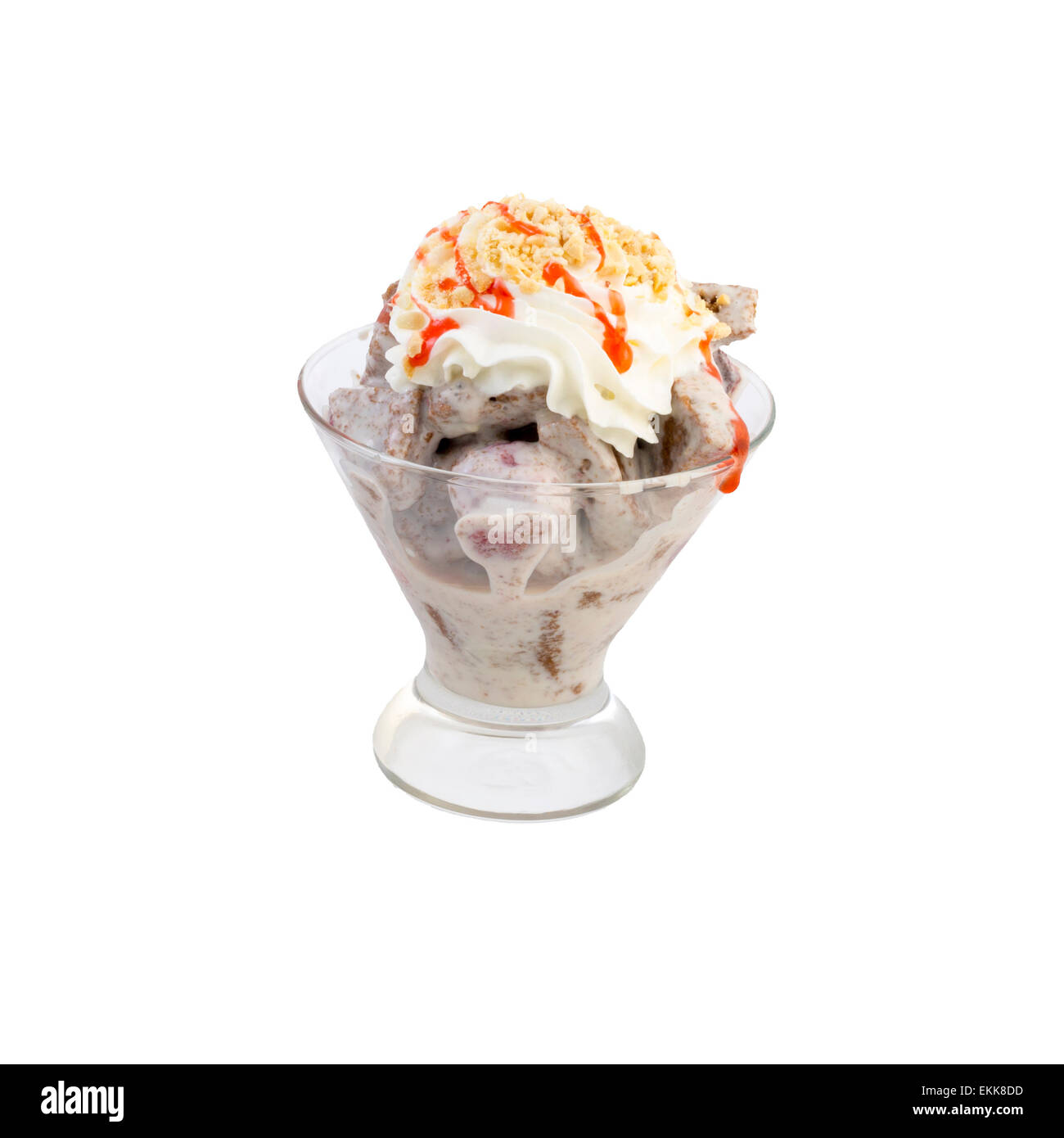 Britische Desserts-Trifle mit Erdbeeren auf weißem Hintergrund Stockfoto