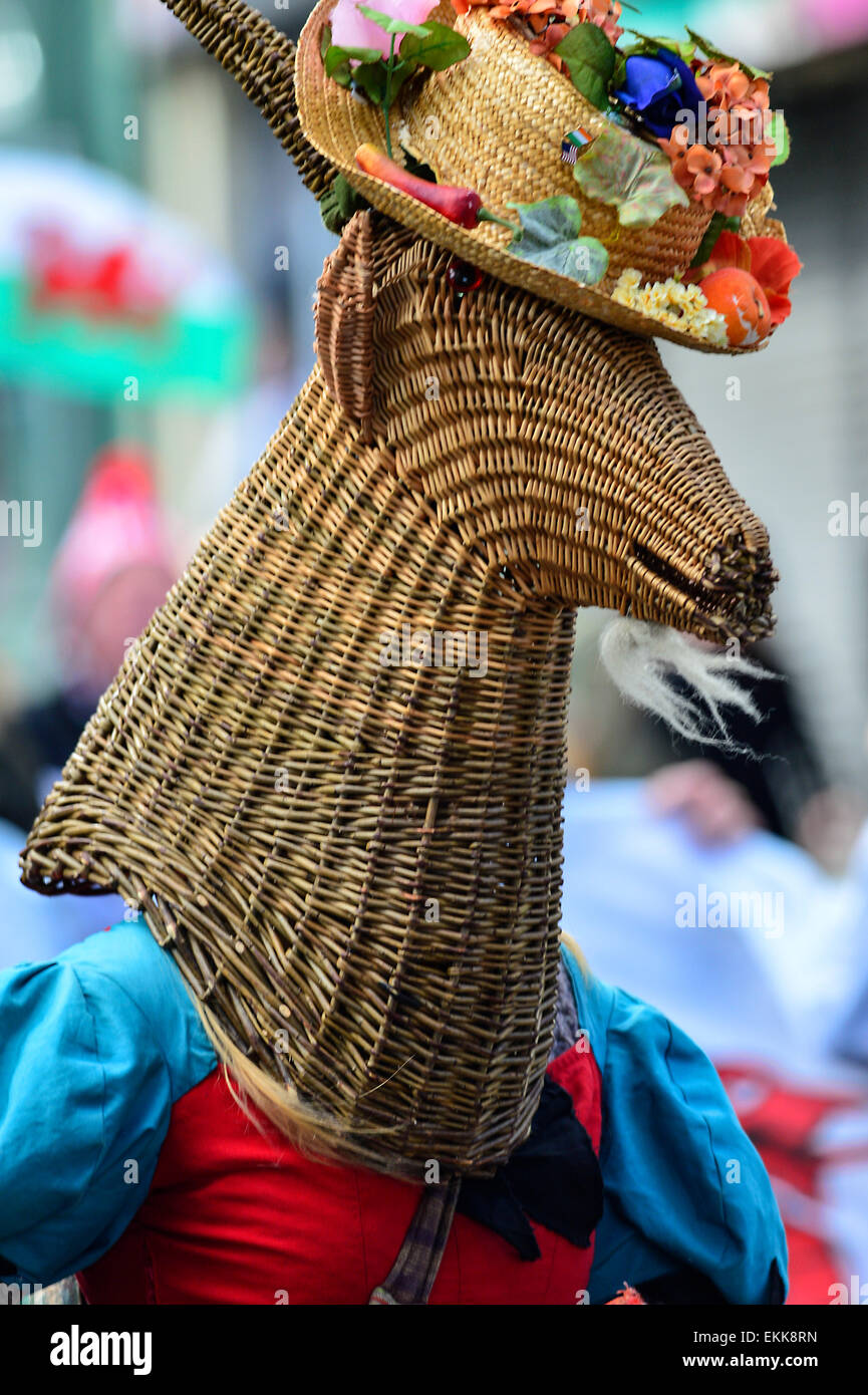 Londonderry, Nordirland. 11. April 2015. Schwenken Sie fest der keltischen Nationen. Armagh Rhymers (Kukeri) führen Sie ihre einzigartige irische mumming beim 44. Pan keltische Nationen Festival in Londonderry (Derry). Bildnachweis: George Sweeney/Alamy Live-Nachrichten Stockfoto