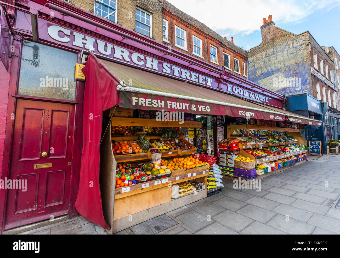 Lebensmittelgeschäft und Obst shop, Church Street, Stoke Newington, N 16, London, England, UK. Stockfoto