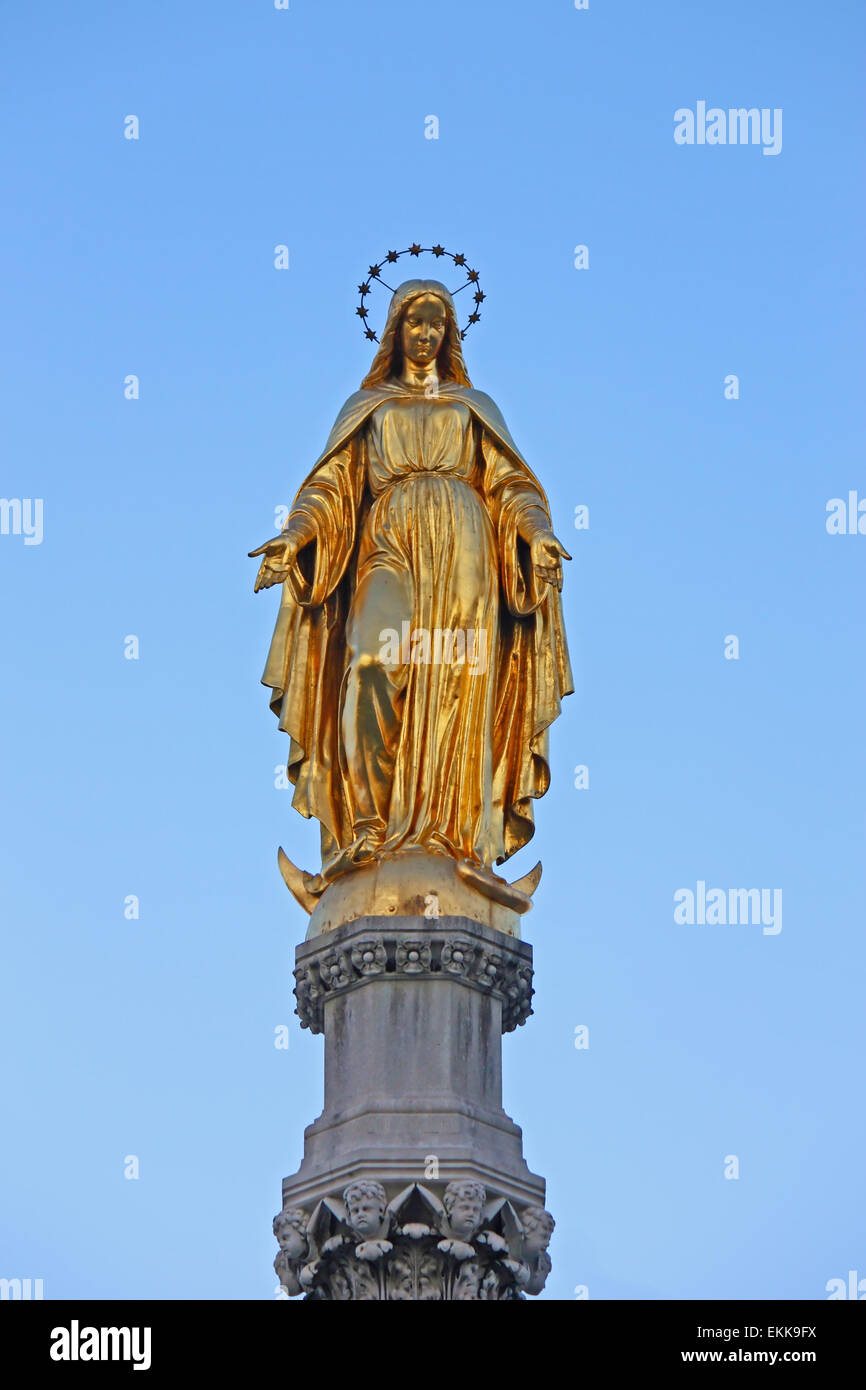 Statue der Heiligen Jungfrau Maria in der Nähe von Kathedrale in Zagreb, Kroatien Stockfoto