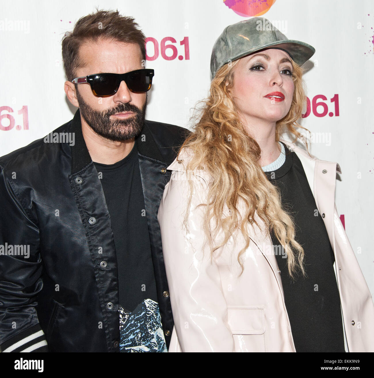 Bala Cynwyd, Pennsylvania, USA. 10. April 2015. (L, R) Jules De Martino und Katie White der britischen Indie-Rock-Duo darstellen The Ting Tings im Mix 106 Performance Theatre am 10. April 2015 in Bala Cynwyd, Pennsylvania, USA. Bildnachweis: Paul Froggatt/Alamy Live-Nachrichten Stockfoto