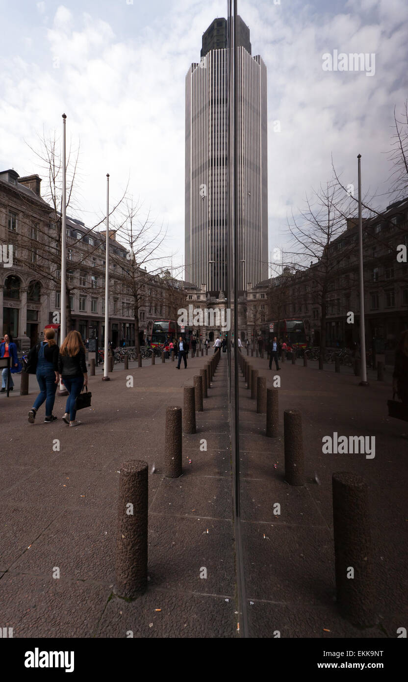 Blick auf Tower 42 und ihre spiegelbildliche Reflexion, in ein großes Glasfenster, Blick nach Norden von Bishopsgate Stockfoto