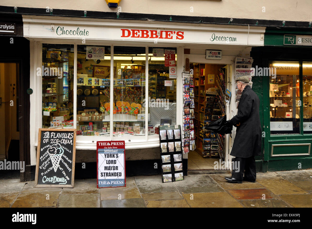 Mann betritt Debbies Süßwarenladen in Stonegate eine Einkaufsstraße im Zentrum von York, North Yorkshire, UK Stockfoto