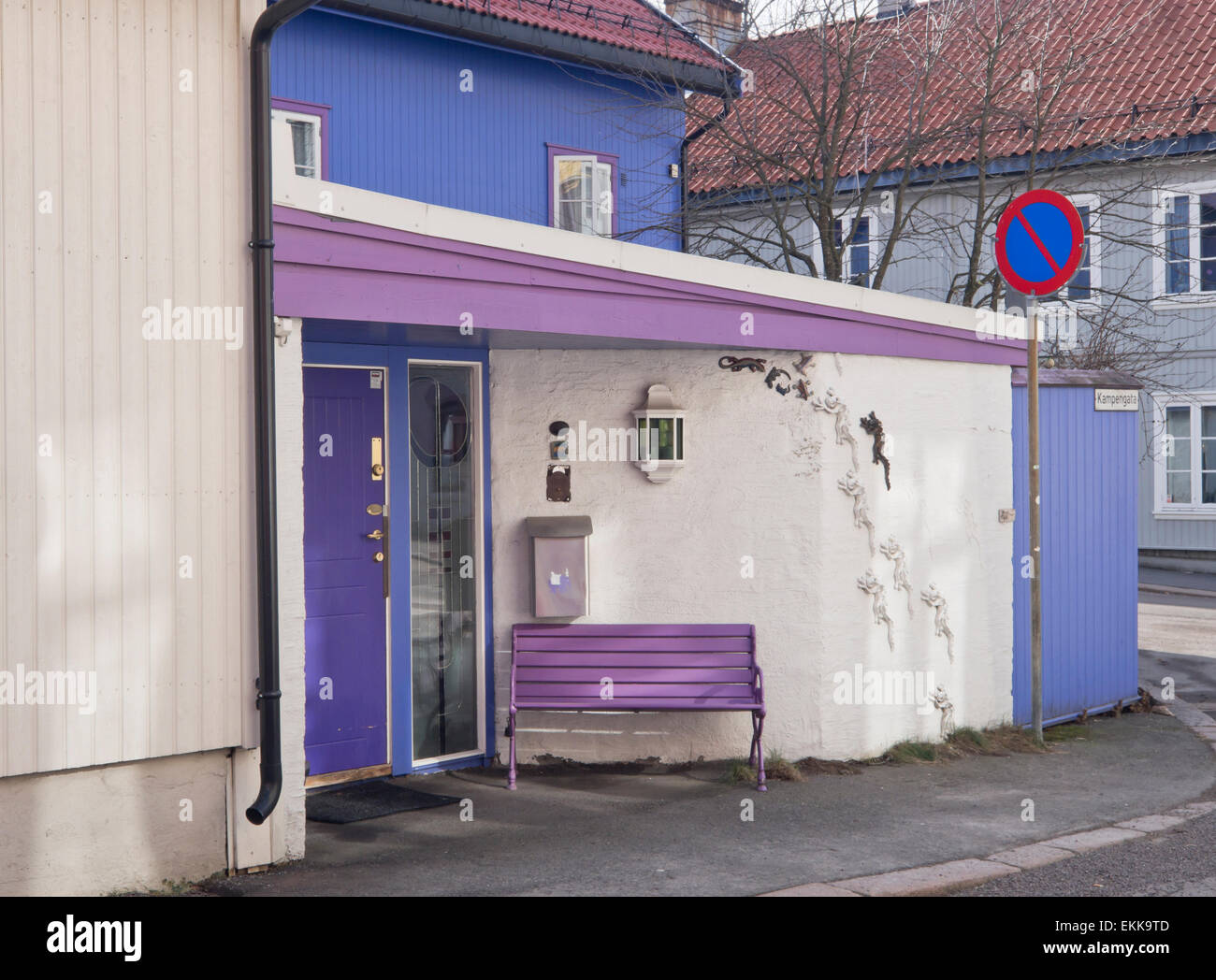 Bunte personalisierte Fassade eines kleinen Holzhauses in Kampen Stadtteil von Oslo Norwegen Stockfoto