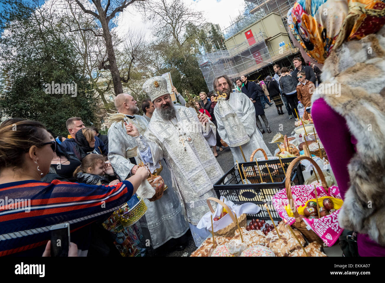 Britische basierte Russen und anderen östlichen orthodoxen Christen versammeln sich außerhalb der Russischen Kirche, Diözese Sourozh, in London mit Ihrem Pascha (Ostern) Körbe mit dekorierte Eier und Kuchen Ostern Segen von Bischof Elisey von Sourozh auf großen Samstag zu erhalten. Stockfoto