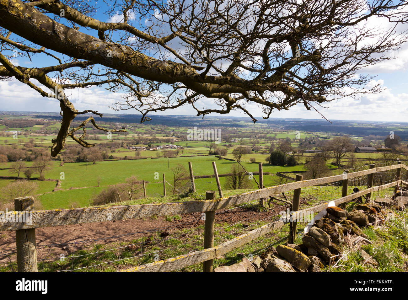 Crich, Derbyshire, U.K.11th April 2015. Ein Tag des April Duschen und Sonnenschein im Amber Valley in der Nähe von Derbyshire Dorf von Crich.  Bildnachweis: Mark Richardson/Alamy Live-Nachrichten Stockfoto