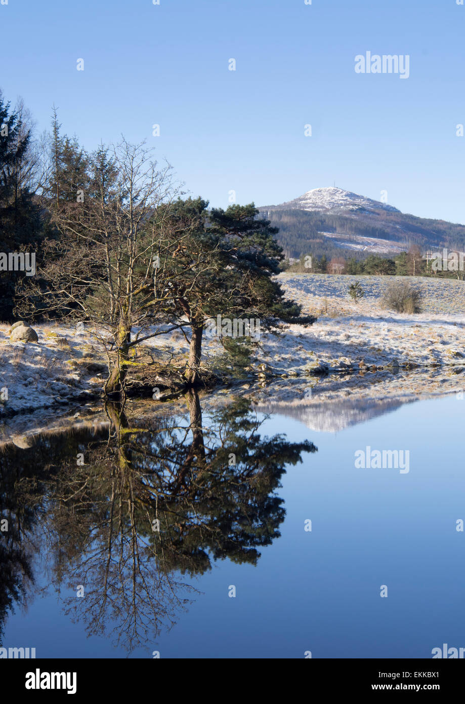 Idyllische Landschaft in Ryfylke, die Fjorde östlich von Stavanger Norwegen, Frühling, Schnee, Sonne und ein Spiegelsee Stockfoto