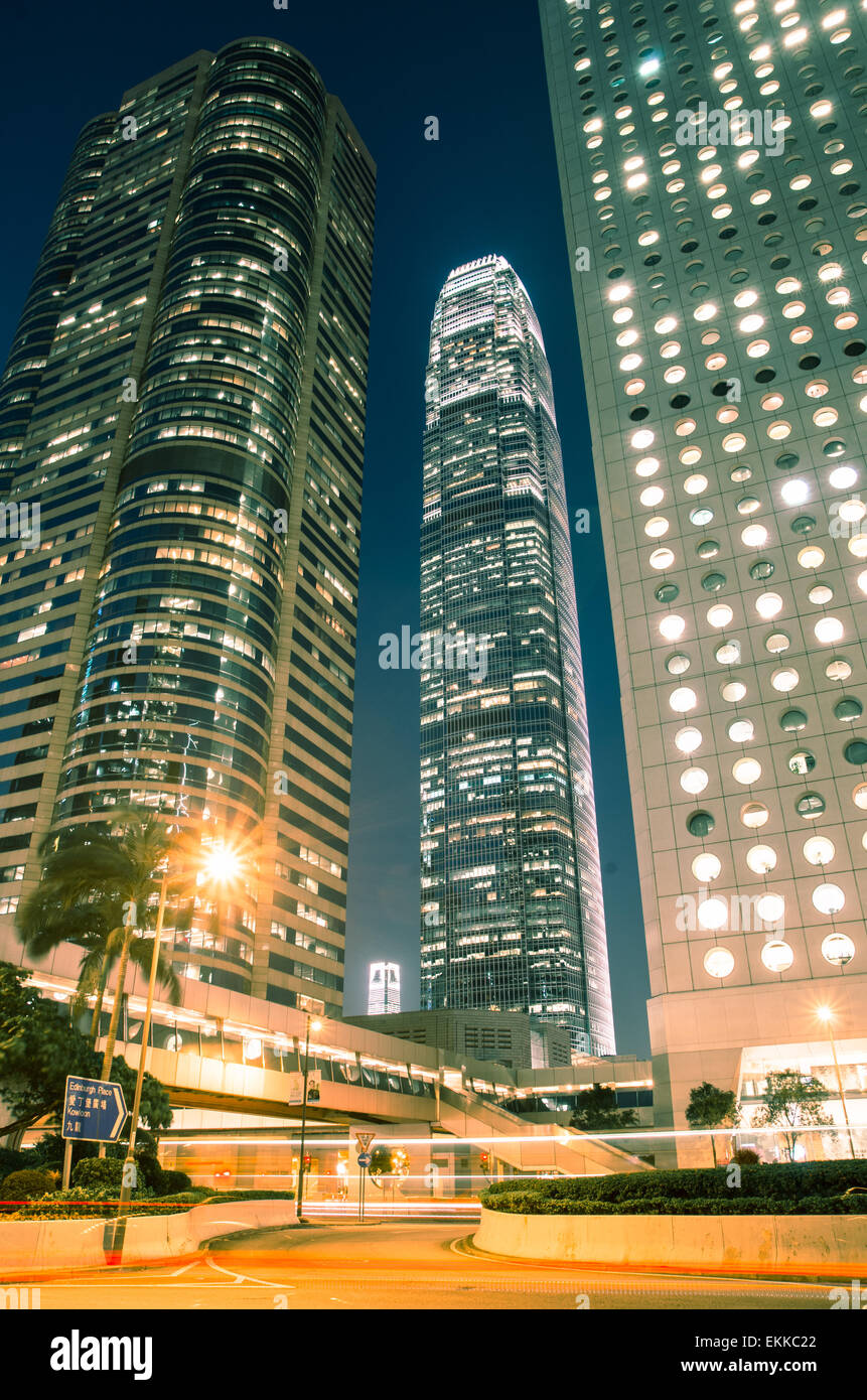 Hong Kong Innenstadt in der Nacht mit modernen Wolkenkratzern im Hintergrund. Stockfoto