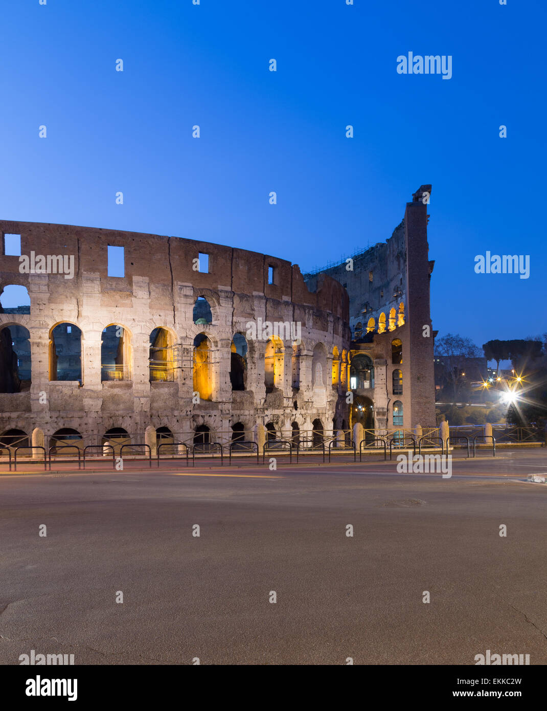 Teil des Kolosseums in Rom bei Nacht mit Textfreiraum Stockfoto