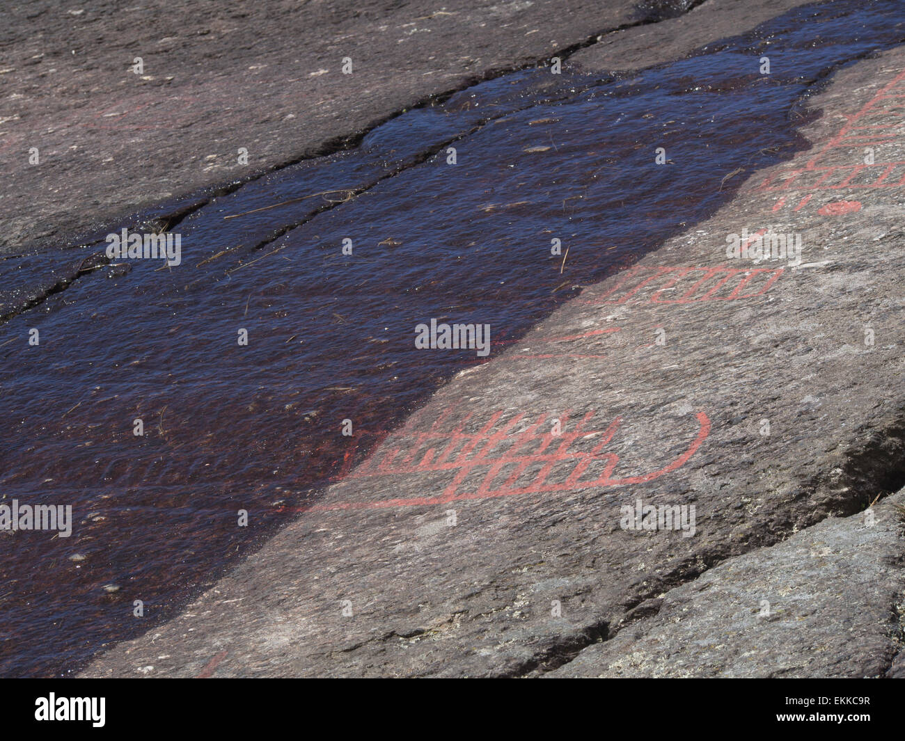 Norwegische Felszeichnungen oder Felsgravuren, verstärkt mit roter Farbe zeigen Schiffe und Matrosen, Stavanger Norwegen Stockfoto