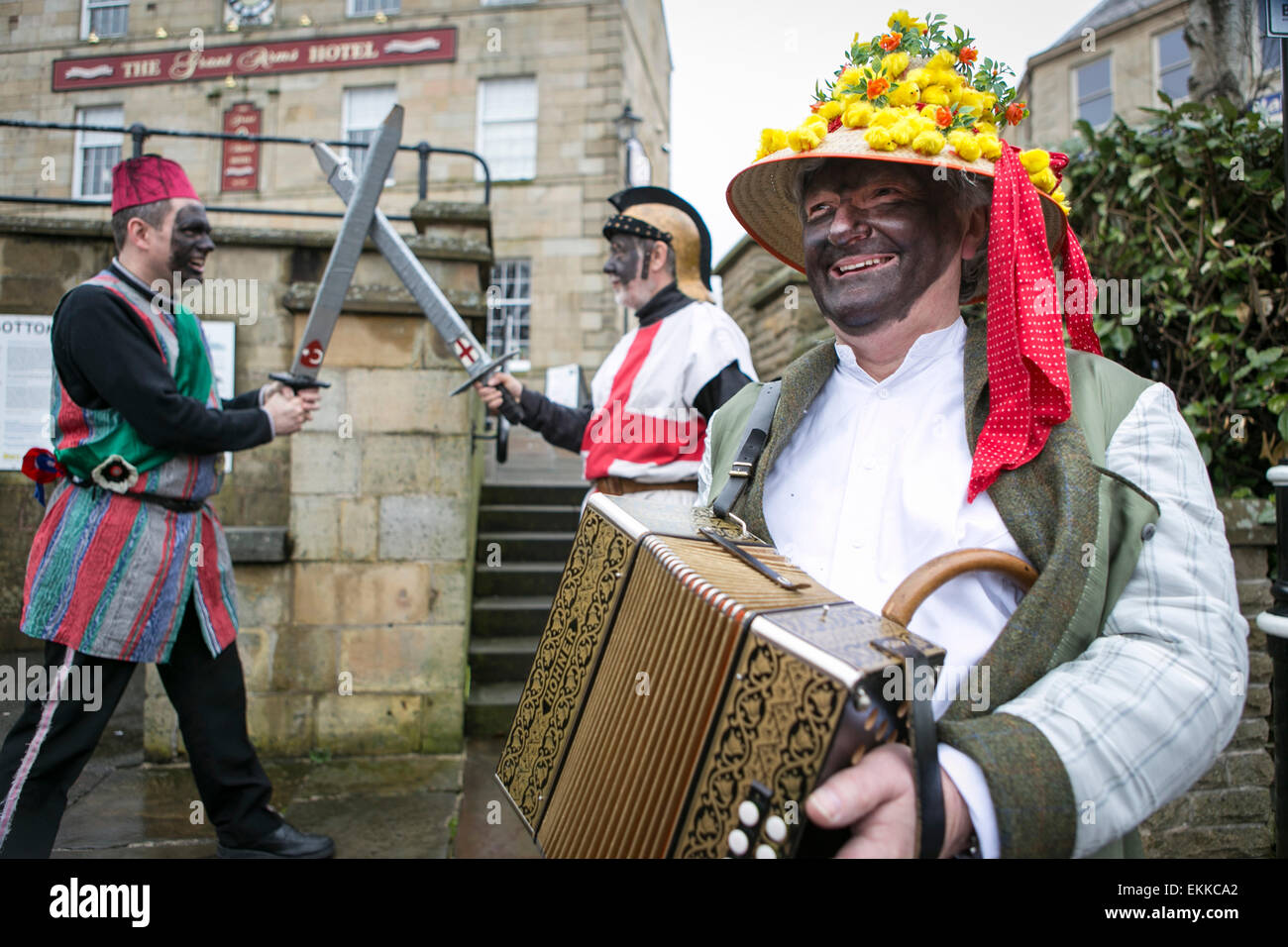 Bury Tempo Eggers führen ihre traditionellen englischen folk benutzerdefinierten Spielen in und um die Pubs von Ramsbottom zu Ostern Stockfoto