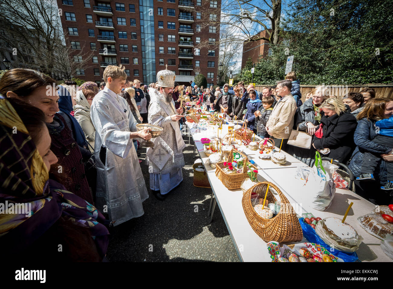 Britische basierte Russen und anderen östlichen orthodoxen Christen versammeln sich außerhalb der Russischen Kirche, Diözese Sourozh, in London mit Ihrem Pascha (Ostern) Körbe mit dekorierte Eier und Kuchen Ostern Segen von Bischof Elisey von Sourozh auf großen Samstag zu erhalten. Stockfoto