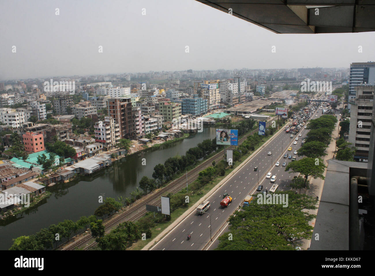 Dhaka City, das schnellste Bevölkerungswachstum unter den asiatischen Städten im Überblick. am 11. April 2015 wächst Bevölkerung von Dhaka City mit einer Geschwindigkeit von fast vier Prozent jährlich, der schnellste unter den asiatischen Städten. Die Bevölkerung von Dhaka ist 10356500 laut Geo Namen geographische Datenbank. Stockfoto