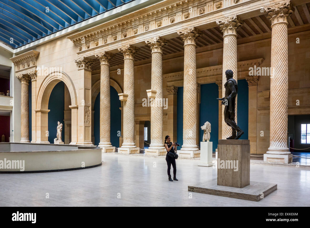 Asiatischen Besucher in der klassischen griechischen und römischen Galerie im Cinquantenaire Museum / Jubelparkmuseum in Brüssel, Belgien Stockfoto