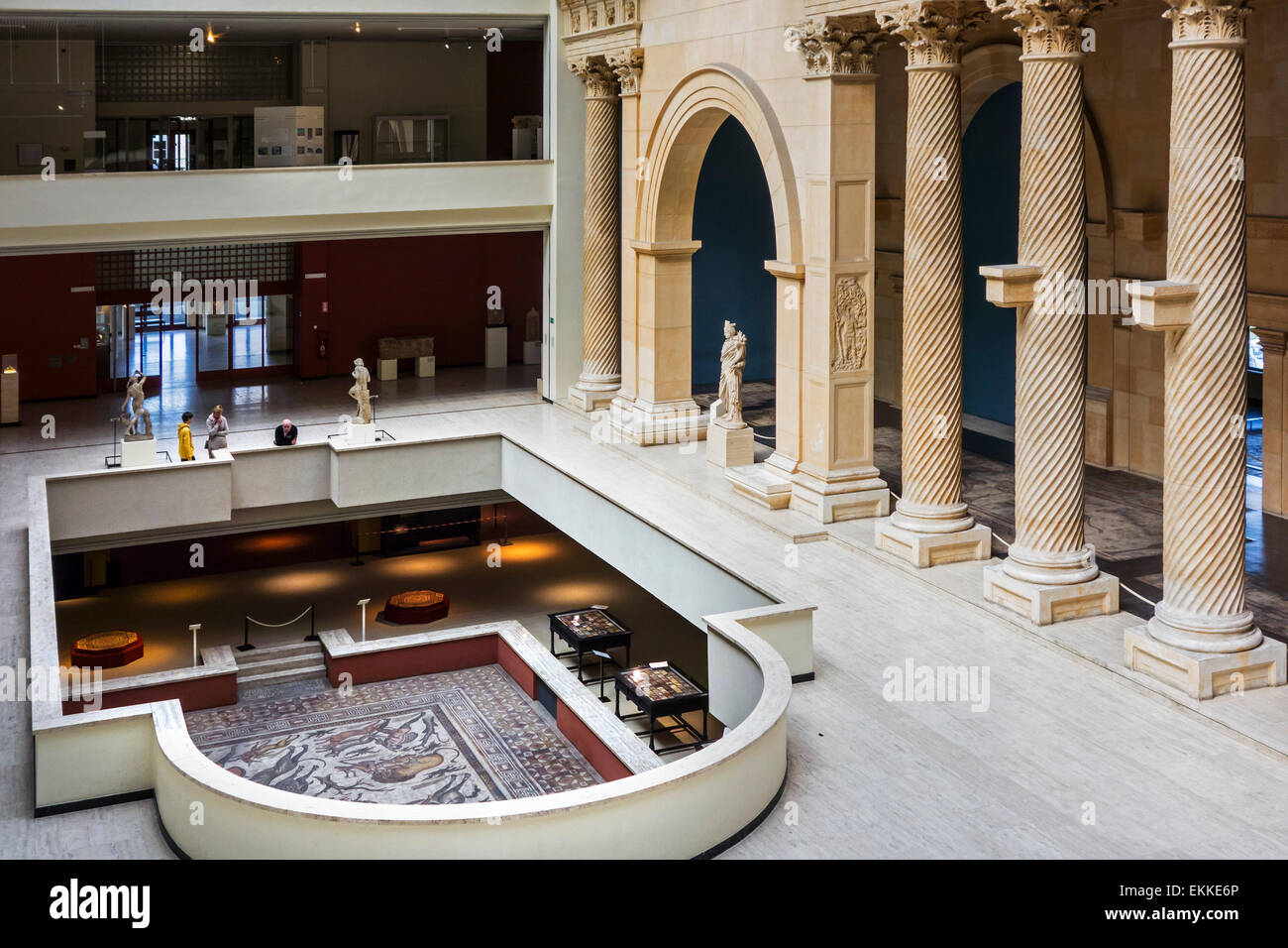 Besucher betrachten römisches Mosaik aus Apameia, Syrien, Darstellung einer Jagdszene im Cinquantenaire-Museum in Brüssel, Belgien Stockfoto