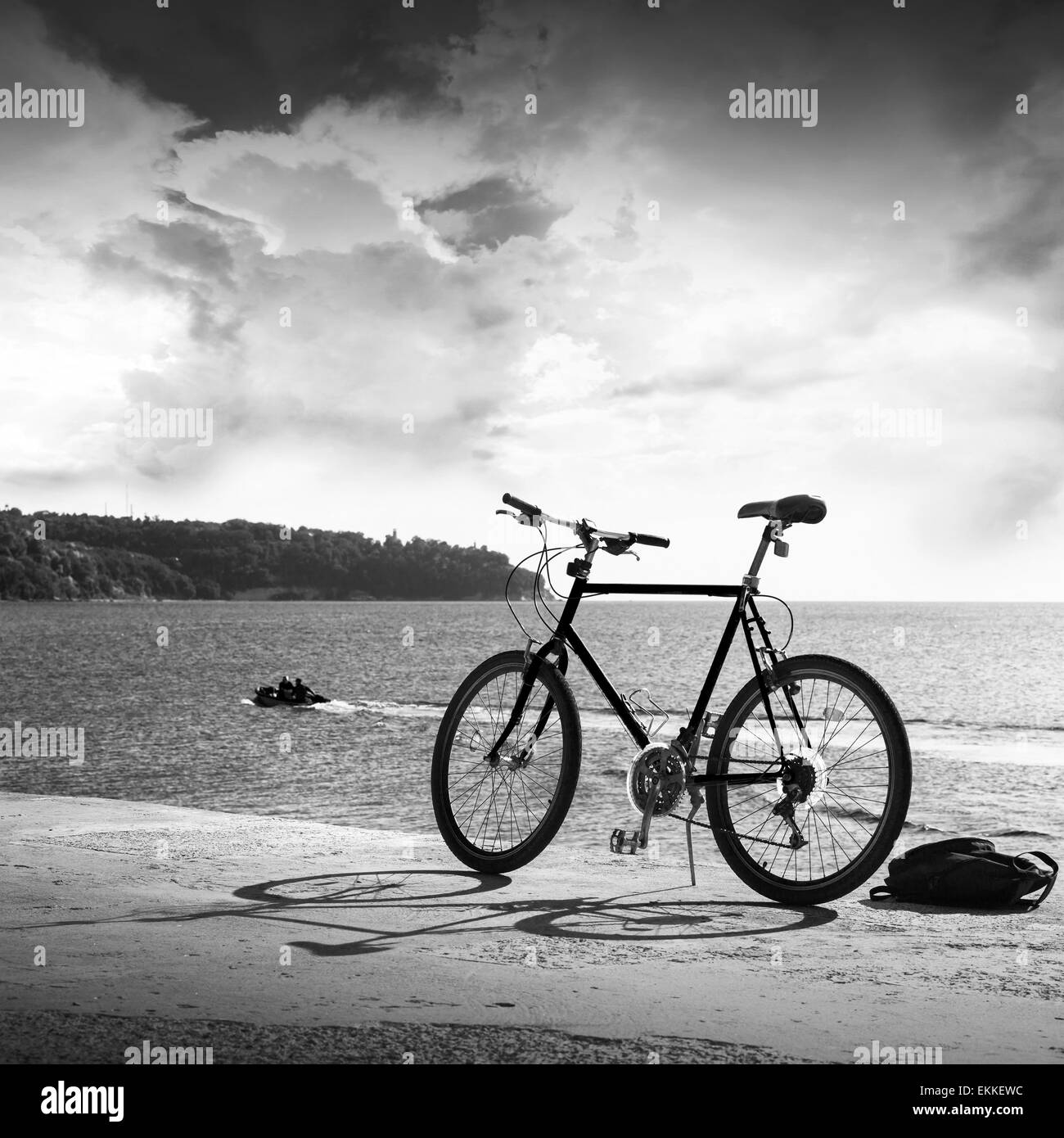Fahrradstellplätze auf dem Pier, Schwarzmeer Küste, Bulgarien, Varna. Vintage getönten schwarzen und weißen Quadrat aus Foto Stockfoto