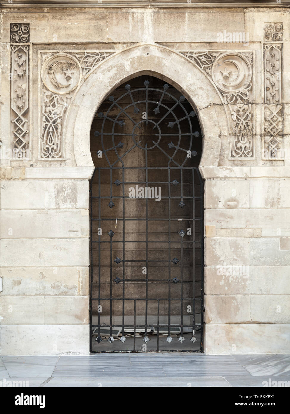 Alten verschlossen Tür mit arabischen Mustern Reliefdekor. Konak Uhrturm, Izmir, Türkei Stockfoto