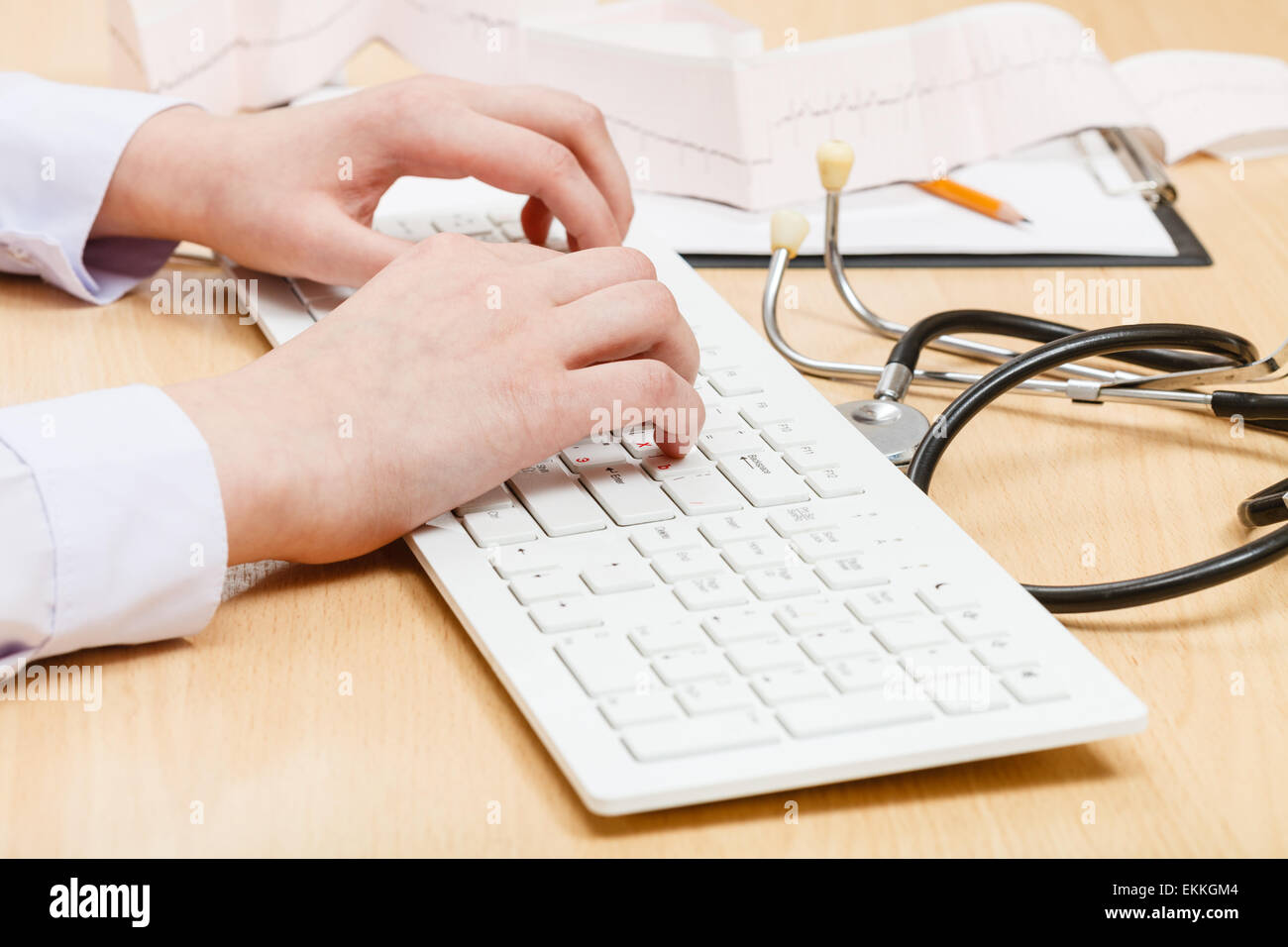 Kardiologe Werke auf weiße PC-Tastatur Nahaufnahme Stockfoto