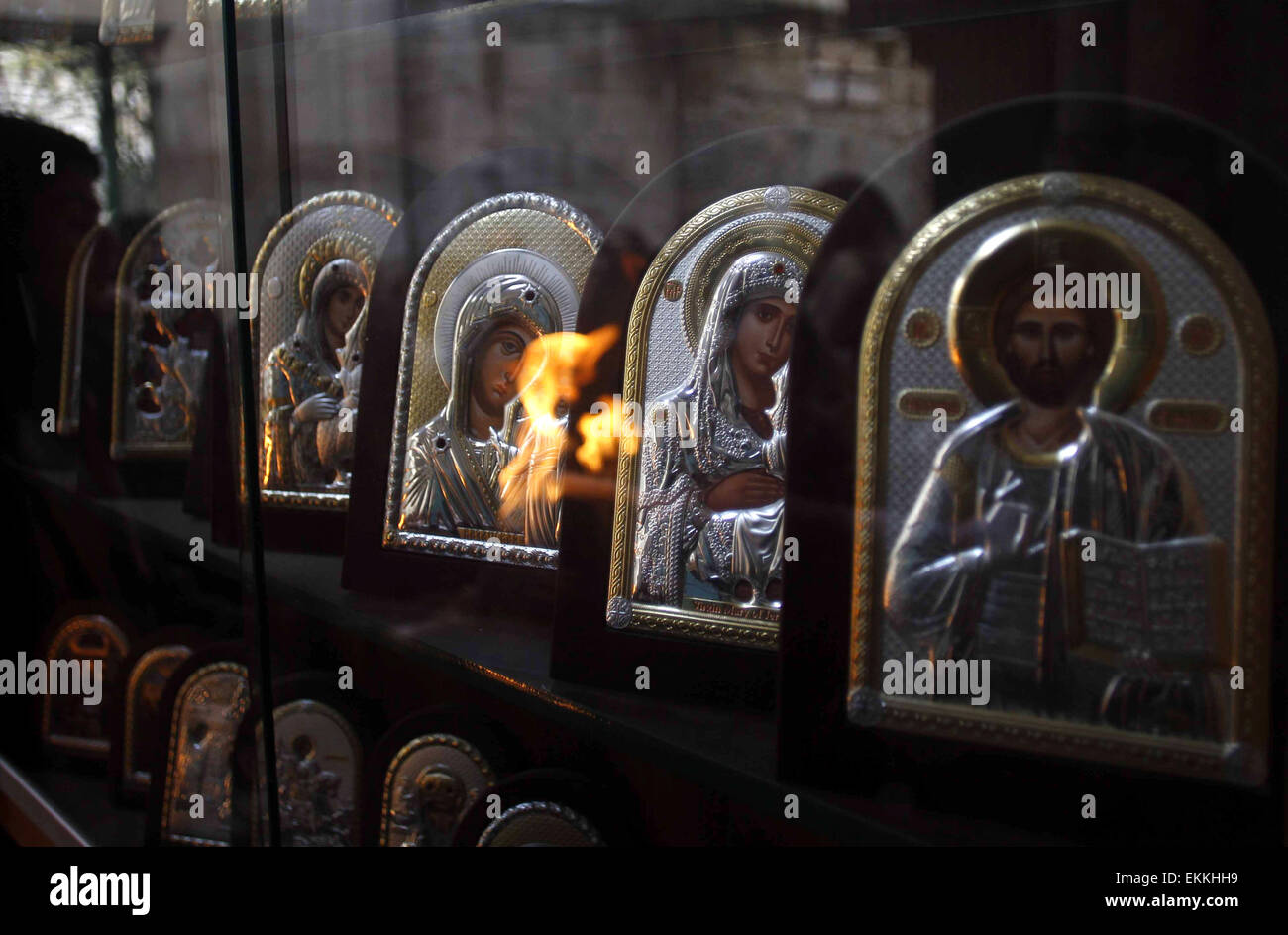 Jerusalem, Jerusalem, Palästina. 11. April 2015. Christlich-orthodoxe Gläubige halten Kerzen aus dem '' Heilige Feuer '' wie Tausende versammeln sich in der Kirche des Heiligen Grabes in der Jerusalemer Altstadt, am 11. April 2015 während der orthodoxen Osterfest Zeremonie des "heiligen Feuers ''. Die Zeremonie gefeiert in gleicher Weise für elf Jahrhunderte zeichnet sich durch die Darstellung des "heiligen Feuer '' an zwei Vertiefungen auf beiden Seiten der Grabeskirche Kredit: Saeb Awad/APA Bilder/ZUMA Draht/Alamy Live News Stockfoto