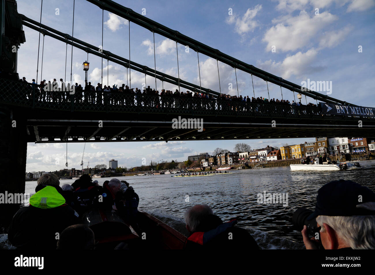 London, UK. 11. April 2015. BNY Mellon Regatten Tag. Mens-Regatta. Riesige Menschenmengen säumten die Strecke, hier zu sehen, wie die Boote passieren unter Hammersmith Bridge Cambridge Mannschaft (hellblau) – Bogen: Jasper Holst, 2:Luke Juckett, 3: Joshua Hooper, 4: Alexander Leichter, 5: William Warr, 6: Matthew Jackson, 7: Ben Ruble, Schlaganfall: Henry Hoffstot, Cox: Ian Middleton. Oxford-Crew (dunkelblau) - Bogen: Willen Geffen, 2: James O'Connor, 3: Henry Goodier, 4: Tom Swartz, 5: Jamie Cook, 6: Michael DiSanto, 7: Sam O'Connor, Schlaganfall: Constantine Louloudis, Cox: wird Hakim Credit: Action Plus Sport/Alamy Live News Stockfoto