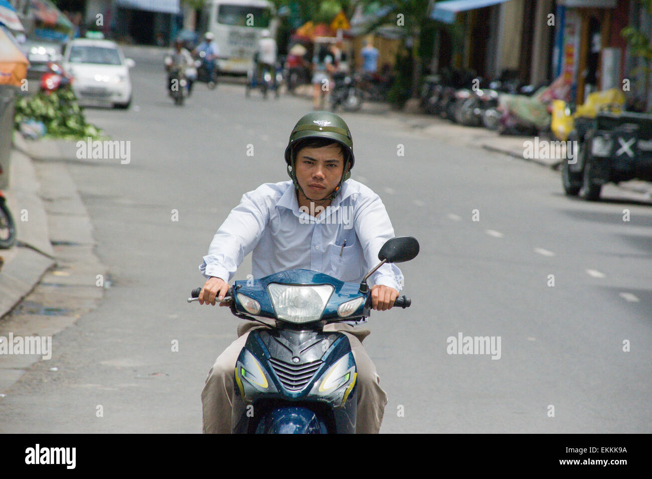 Ein einheimischer mit seinem Motorrad in Nha Trang Vietnam. Stockfoto