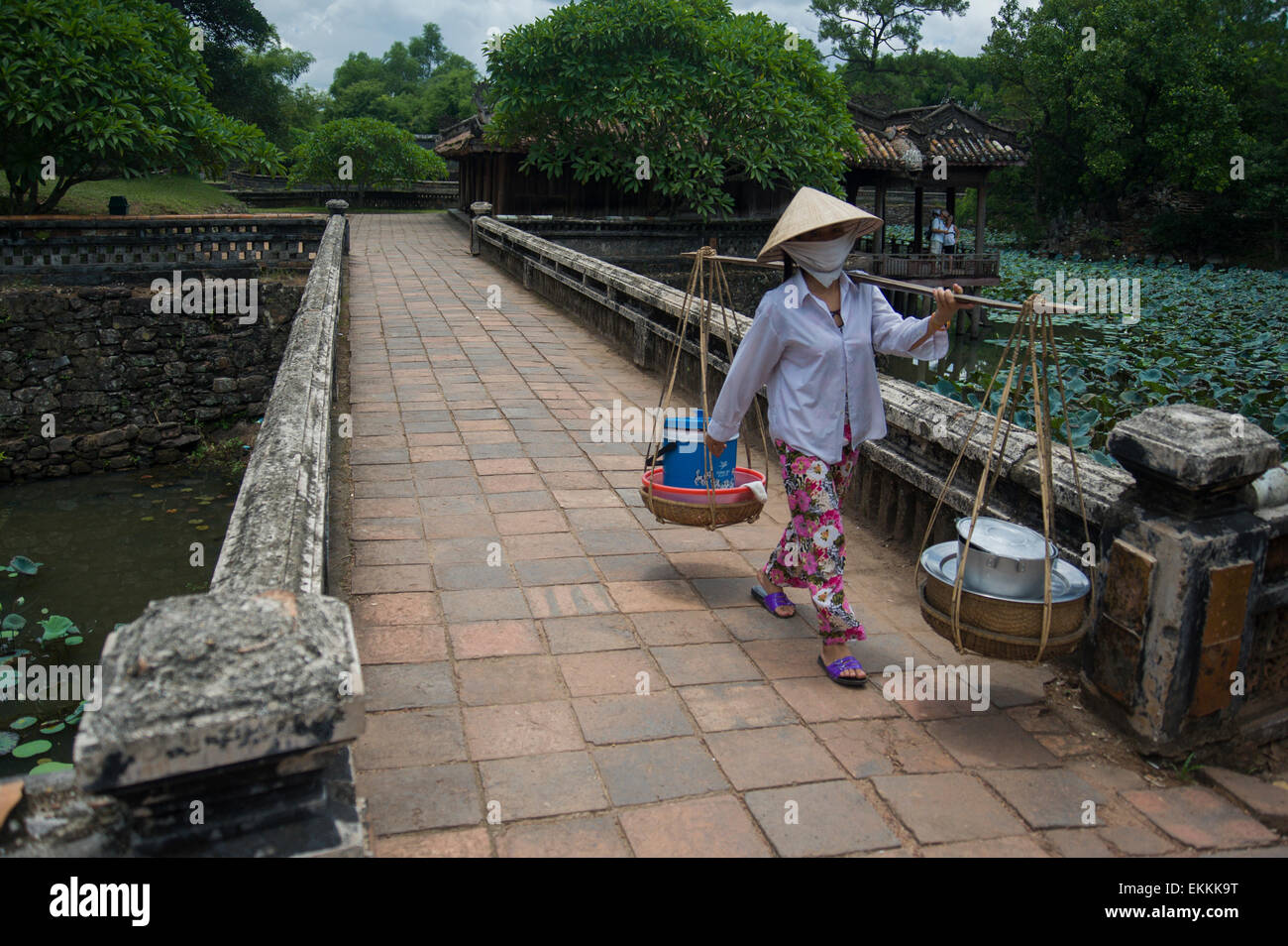 Frau verkauft Lebensmittel am Grabmal Kaiser. Hue, Vietnam Stockfoto