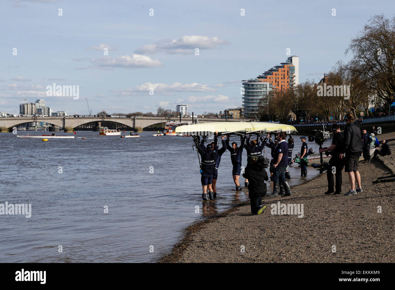 London, UK. 11. April 2015. BNY Mellon Regatten Tag. Mens-Regatta. Oxford-Crew senken Sie ihr Boot ins Wasser vor dem Start Oxford Crew - Bogen: Willen Geffen, 2: James O'Connor, 3: Henry Goodier, 4: Tom Swartz, 5: Jamie Cook, 6: Michael DiSanto, 7: Sam O'Connor, Schlaganfall: Constantine Louloudis, Cox: wird Hakim Credit: Action Plus Sport/Alamy Live News Stockfoto