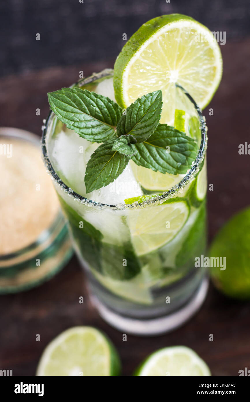 Mojito Limette Drink Cocktail auf Holztisch von oben Stockfoto