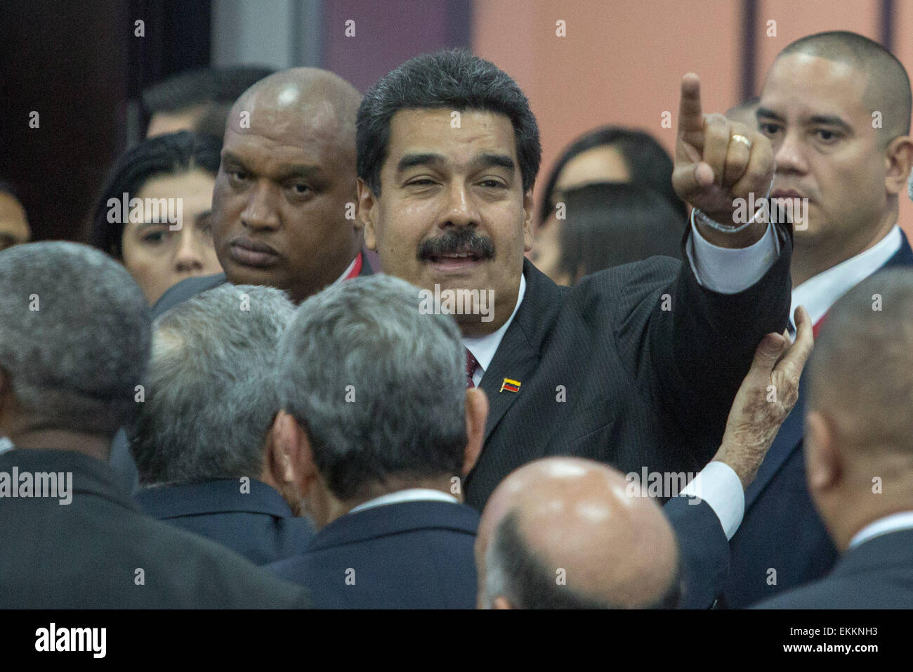 Panama City, Panama. 11. April 2015. Präsident von Venezuela Nicolas Maduro (C, Rücken) reagiert nach der offiziellen Familienfoto-Session vom 7. Gipfel des Amerikas in Panama-Stadt, Hauptstadt von Panama, am 11. April 2015. Bildnachweis: Xu Zijian/Xinhua/Alamy Live-Nachrichten Stockfoto