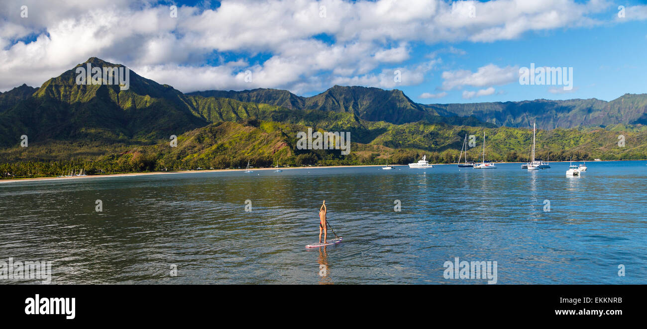Frau auf SUP in Hanalei Bay auf Kauai Stockfoto