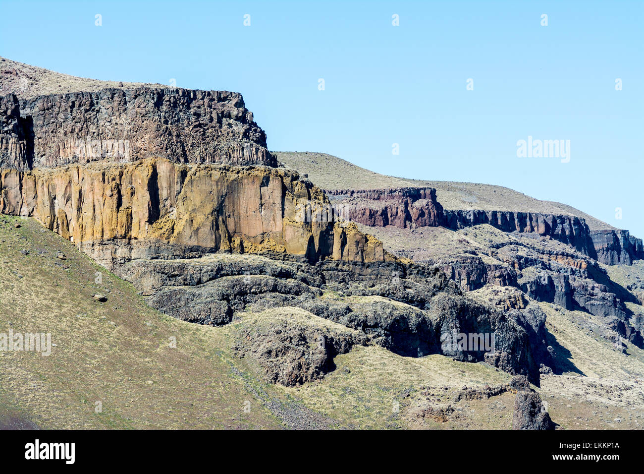 Westen der USA Felswand über dem Fluss Stockfoto