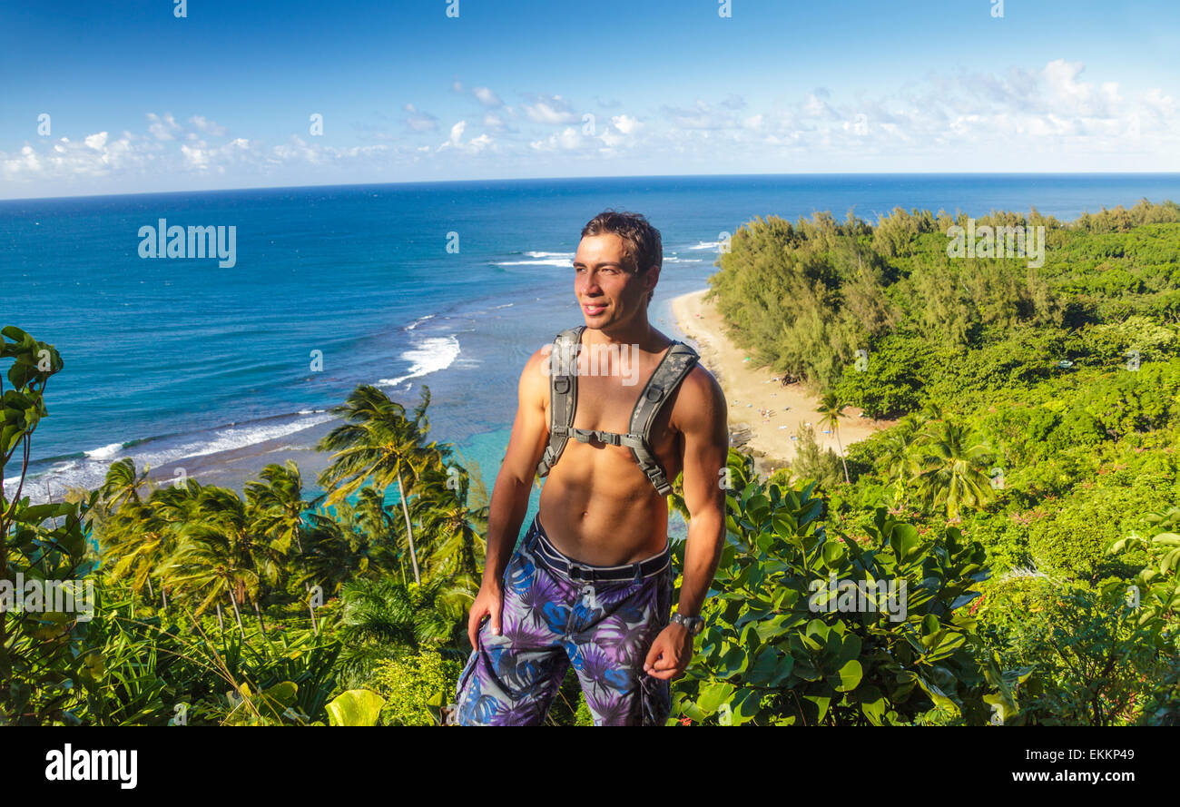 Wanderer auf dem Kalalau Trail auf Kauai mit Kee Beach in Ferne Stockfoto
