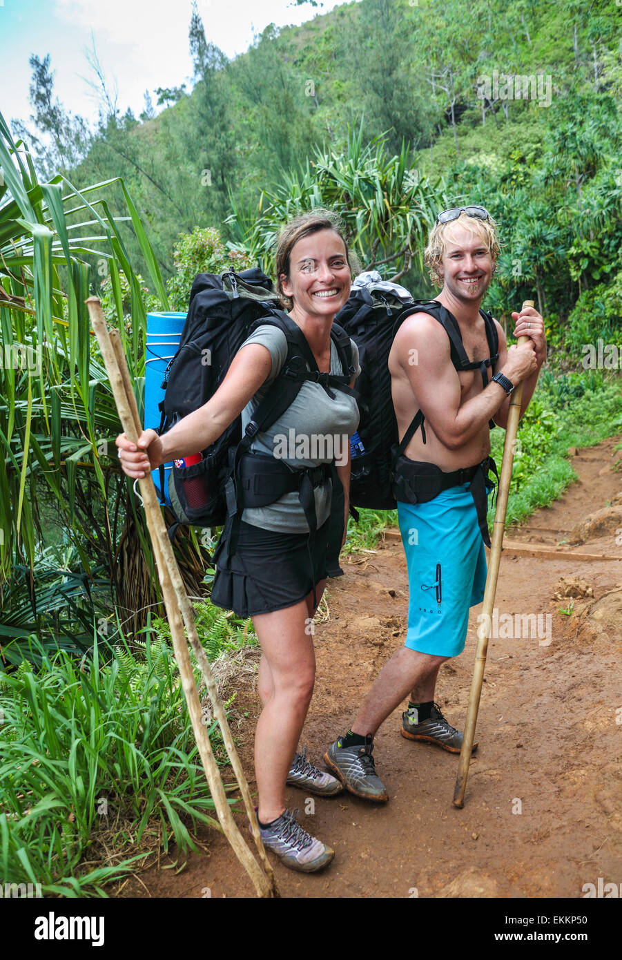 Rucksacktouristen auf ihrer Hochzeitsreise Wanderung auf dem Kalalau Trail auf Kauai Stockfoto