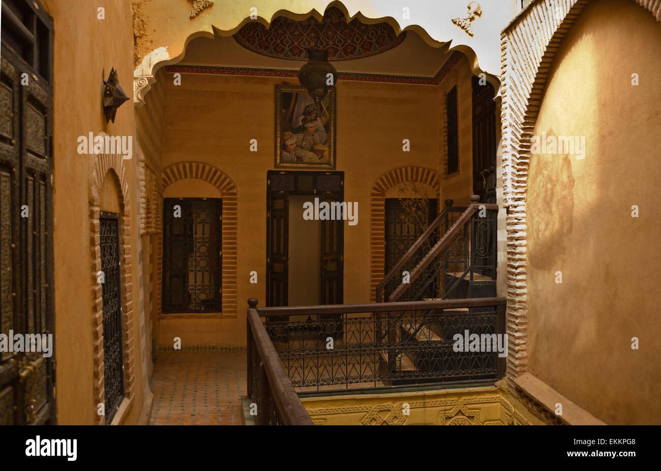 Innenansicht eines arabischen Riad mit traditionellen Möbeln, Teppichen, Lampen, Fliesen, Bögen usw.. Stockfoto