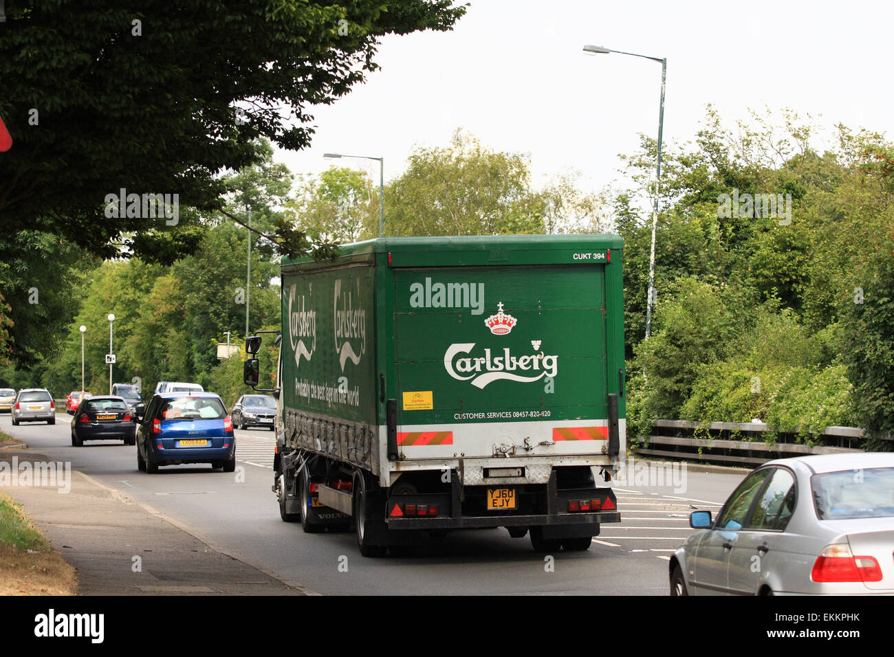 Ein LKW und andere Verkehrsmittel reisen entlang der A23-Straße in Coulsdon, Surrey, England. Stockfoto