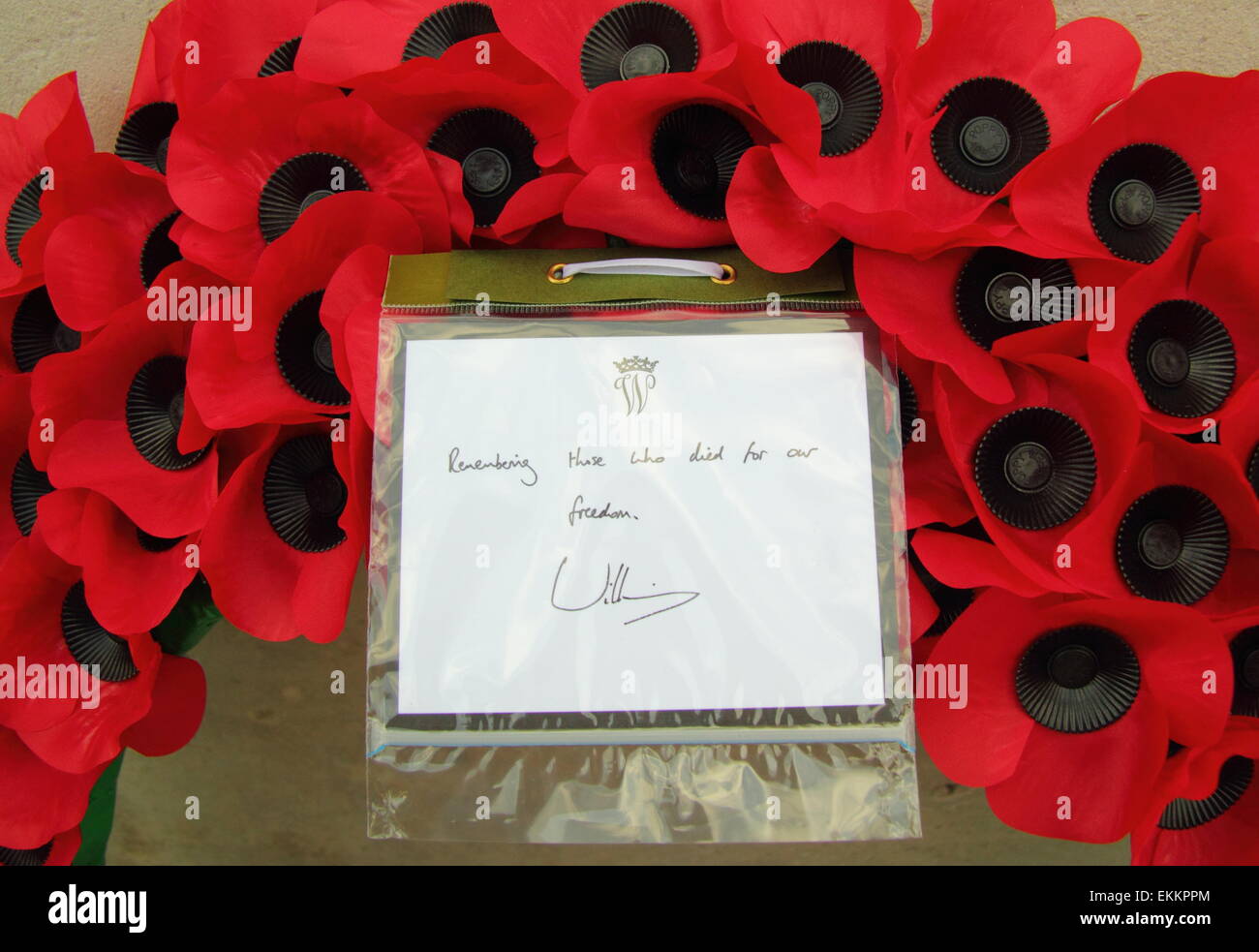 Ein Kranz und selbstgeschriebenen Hinweis von Prinz William an Felder in Vertrauen Event auf dem Krieg Memorial Park, Coventry UK Juli 2014 gelegt. Stockfoto