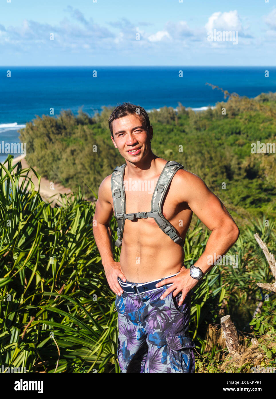 Wanderer auf dem Kalalau Trail mit Blick auf Kee Beach in Ferne Stockfoto