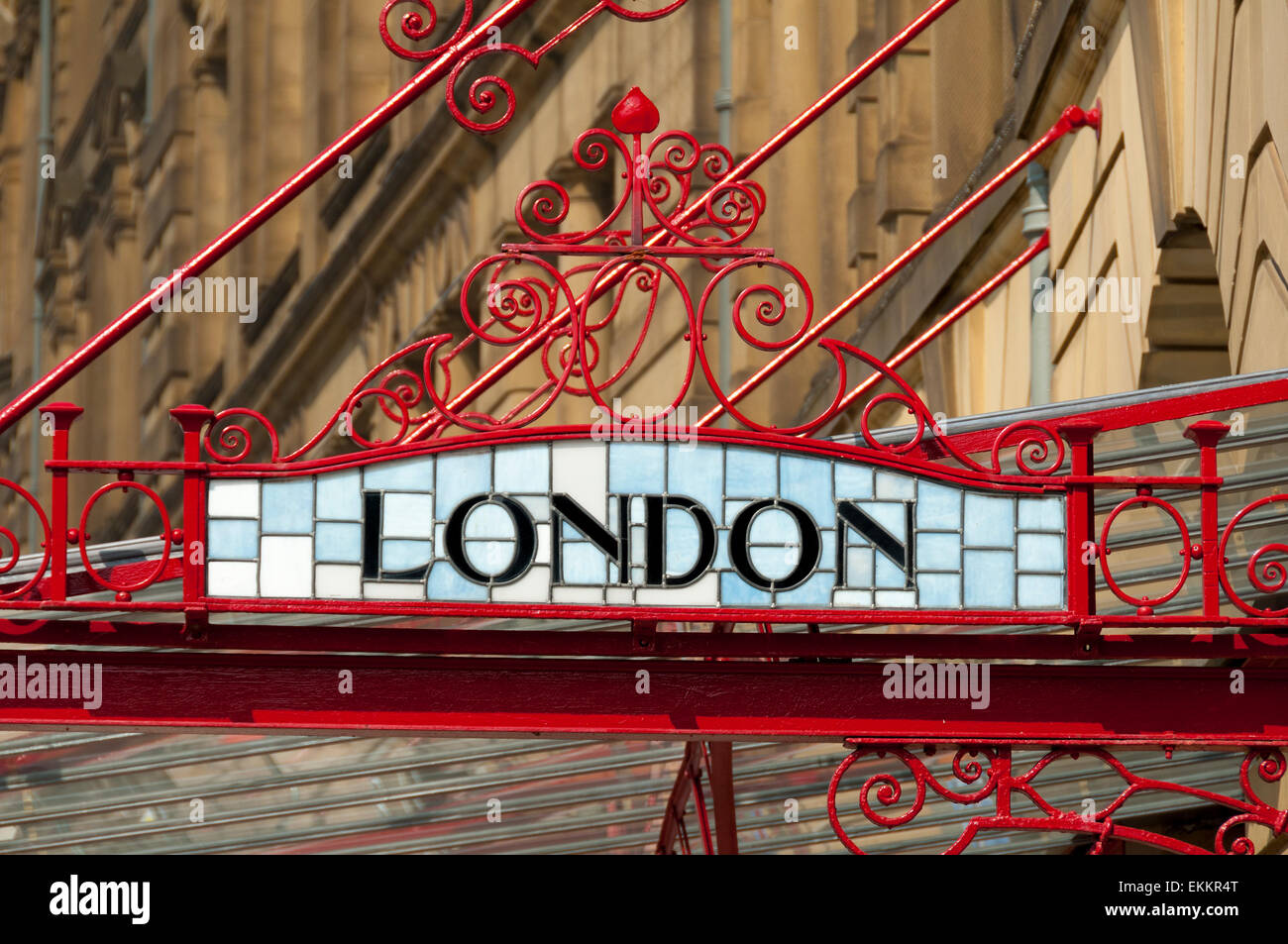 Neu restauriert, Schmiedeeisen und Bleiglas Ziel Zeichen an der Victoria Station, Manchester, England, UK Stockfoto