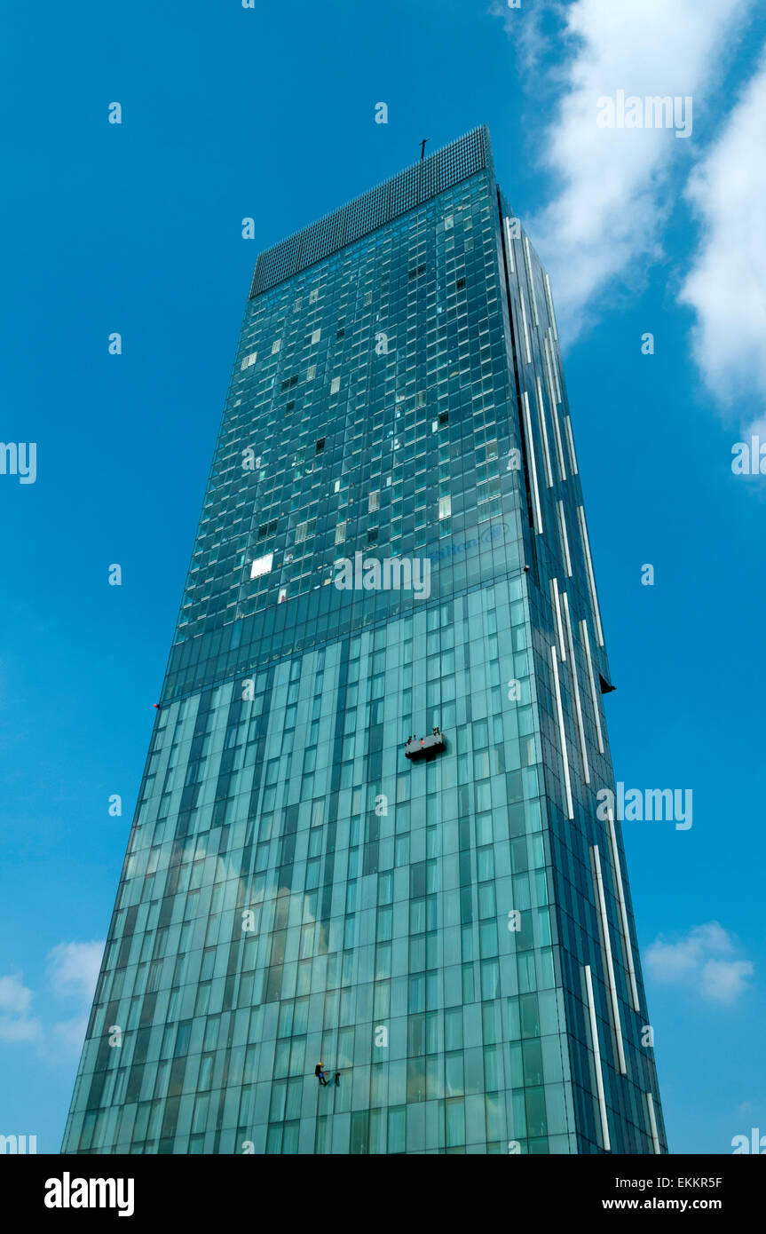 Fensterputzer, ausgesetzt in einer Wiege und an einem Seil auf der Beetham Tower, Deansgate, Manchester, England, UK Stockfoto