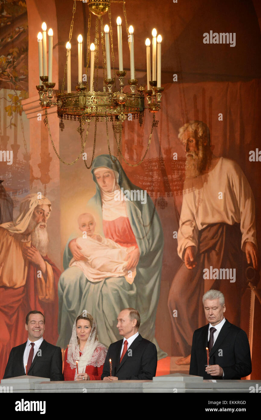 Moskau, Russland. 11. April 2015. Der russische Premierminister Dmitry Medvedev, seine Frau Svetlana, der russische Präsident Vladimir Putin und Moskauer Bürgermeister Sergej Sobjanin (L, R) besuchen eine orthodoxe Ostergottesdienst in Christ-Erlöser-Kathedrale in Moskau, 11. April 2015. Bildnachweis: Pavel Bednyakov/Xinhua/Alamy Live-Nachrichten Stockfoto