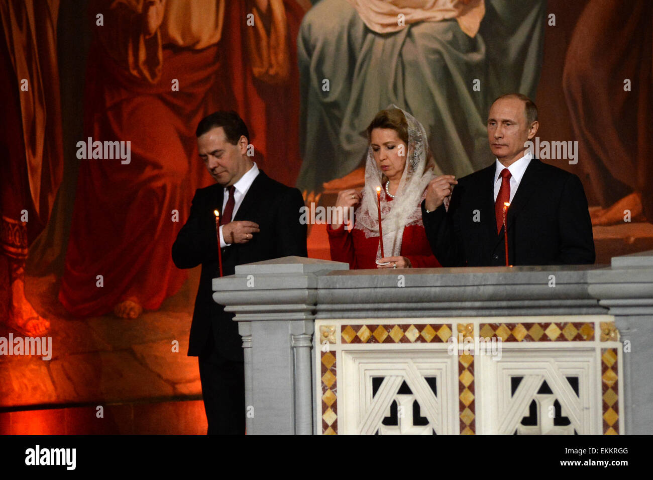 Moskau, Russland. 11. April 2015. Der russische Premierminister Dmitry Medvedev, seine Frau Svetlana und der russische Präsident Vladimir Putin (L, R) besuchen eine orthodoxe Ostergottesdienst in Christ-Erlöser-Kathedrale in Moskau, Russland, 11. April 2015. Bildnachweis: Pavel Bednyakov/Xinhua/Alamy Live-Nachrichten Stockfoto