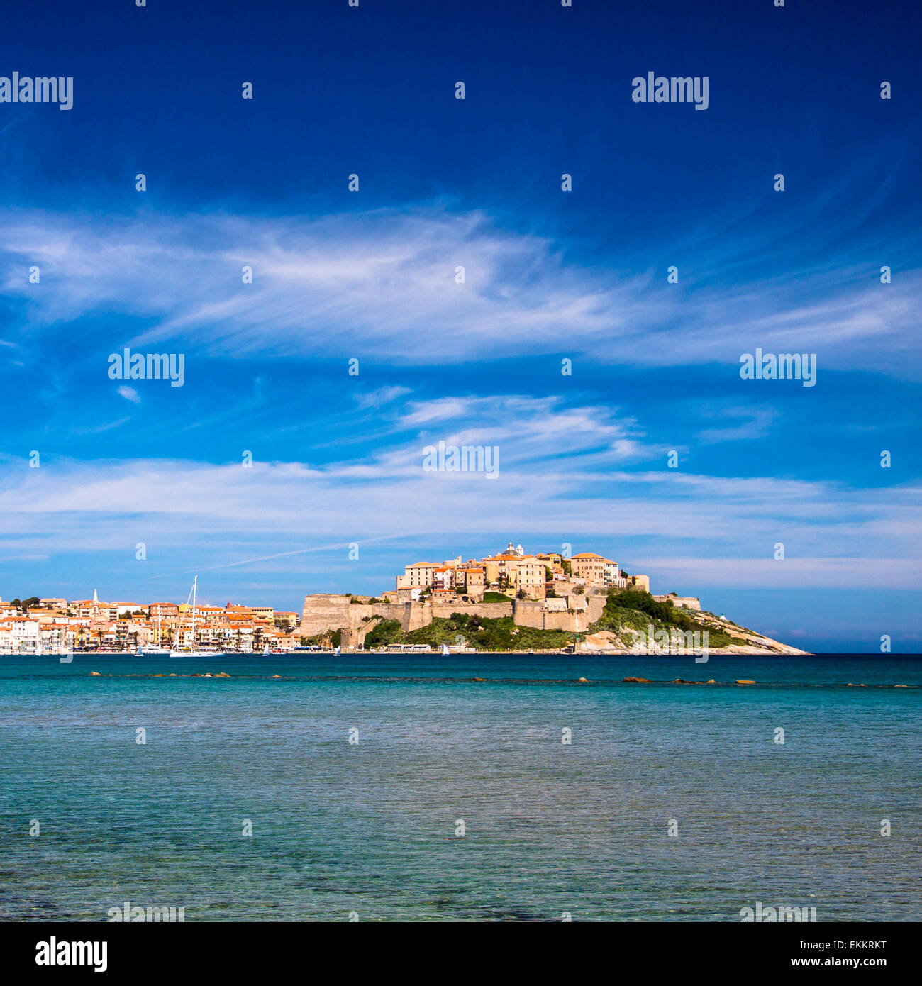Calvi - bunte Küstenstadt auf der Insel Korsika, Frankreich. Der Legende nach wurde Christopher Columbus angeblich th geboren. Stockfoto