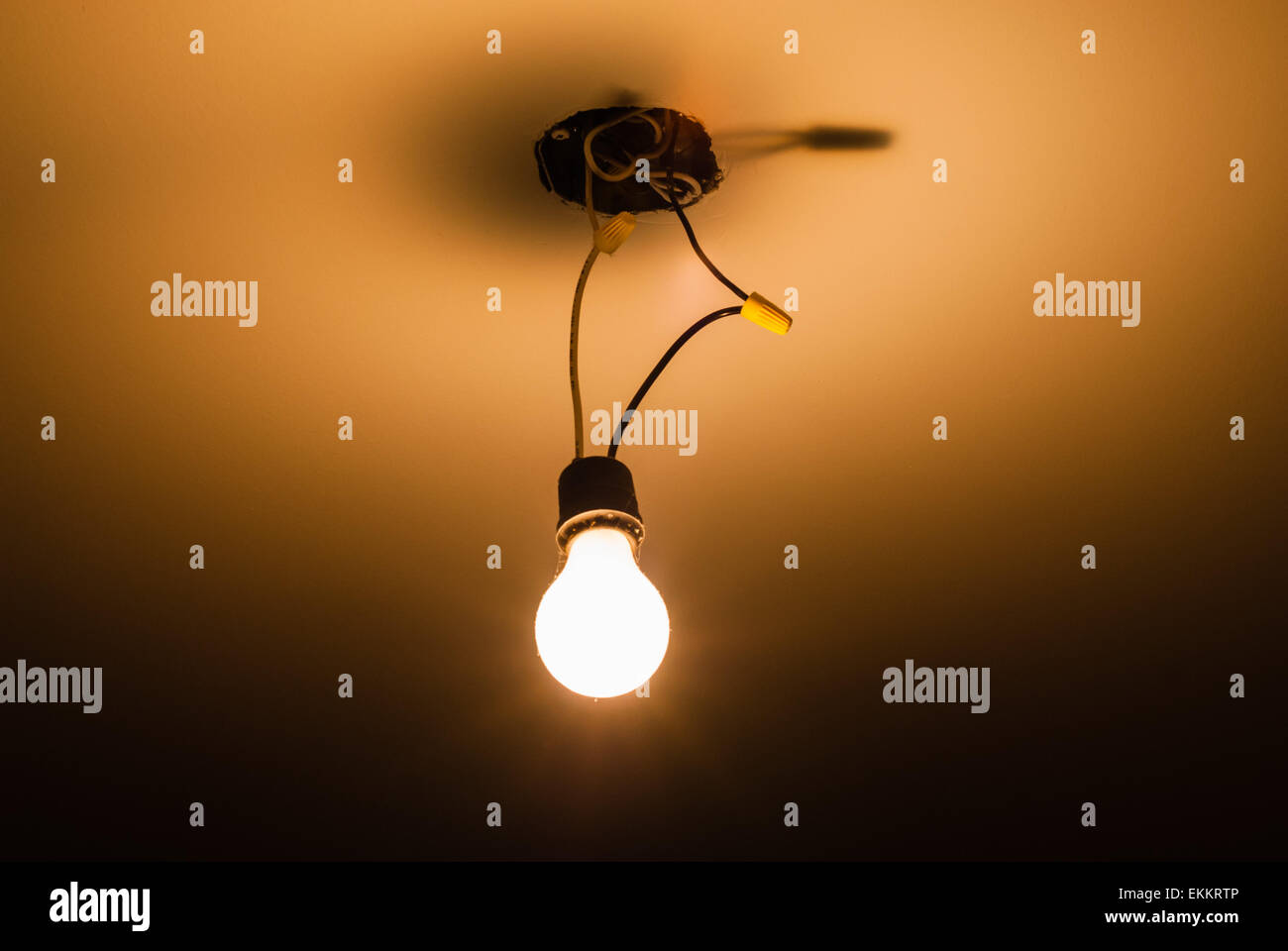 Glühbirne hängen Drähte leuchtenden dunklen Bereich. Stockfoto