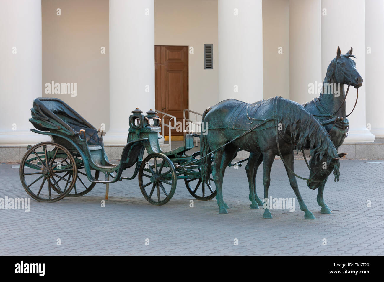 Bronzestatue von Pferdekutsche vor Rathaus, Minsk, Belarus Stockfoto
