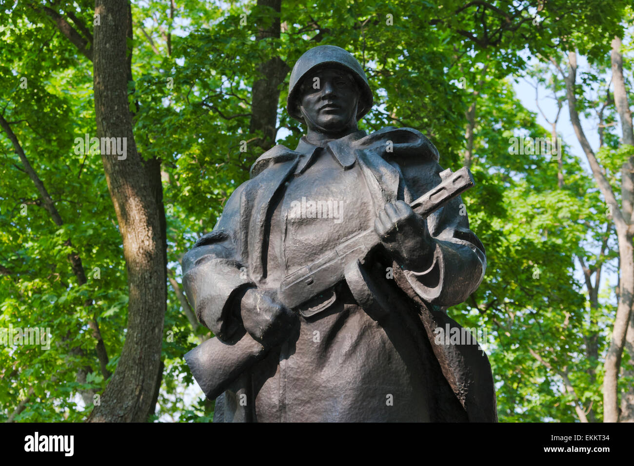 Statue der Sowjet-Ära Soldat auf ein WWII Denkmal, Neswizh, Provinz Minsk, Belarus Stockfoto